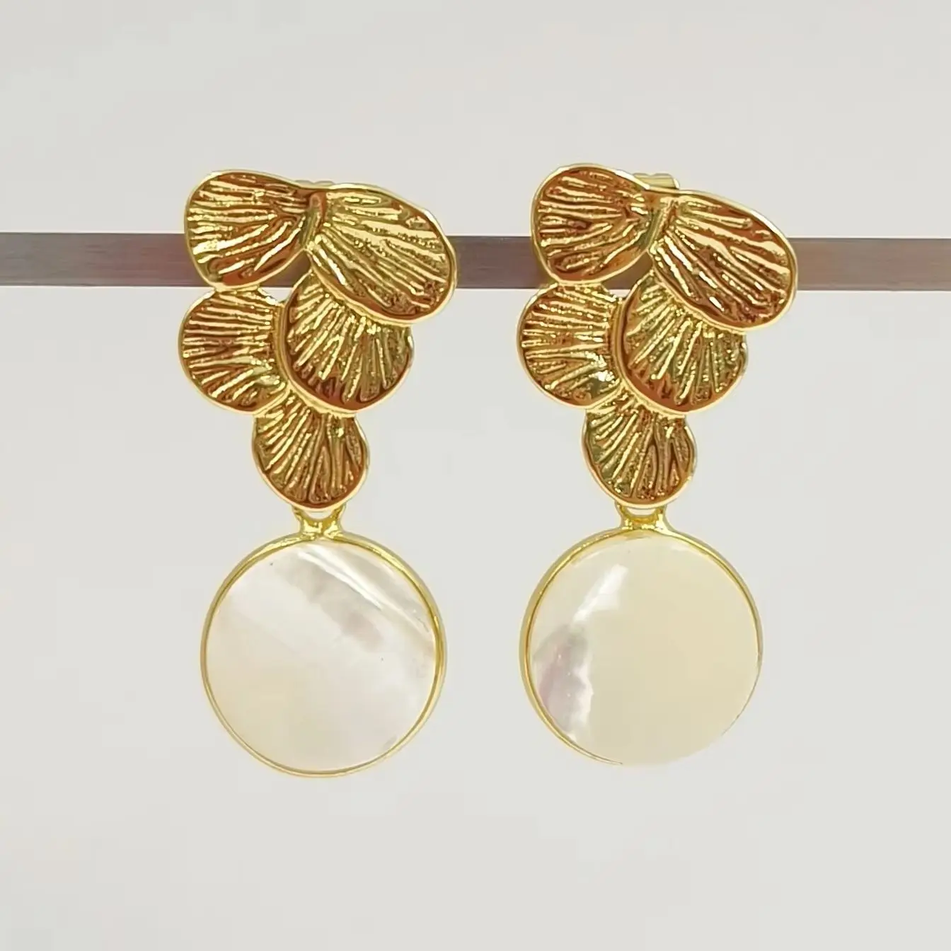 WT-E791 Elegant&Trendy Style 18k Gold Plated Leaft Shape With Labradorite Stone And White Shell Mid-Length Earrings