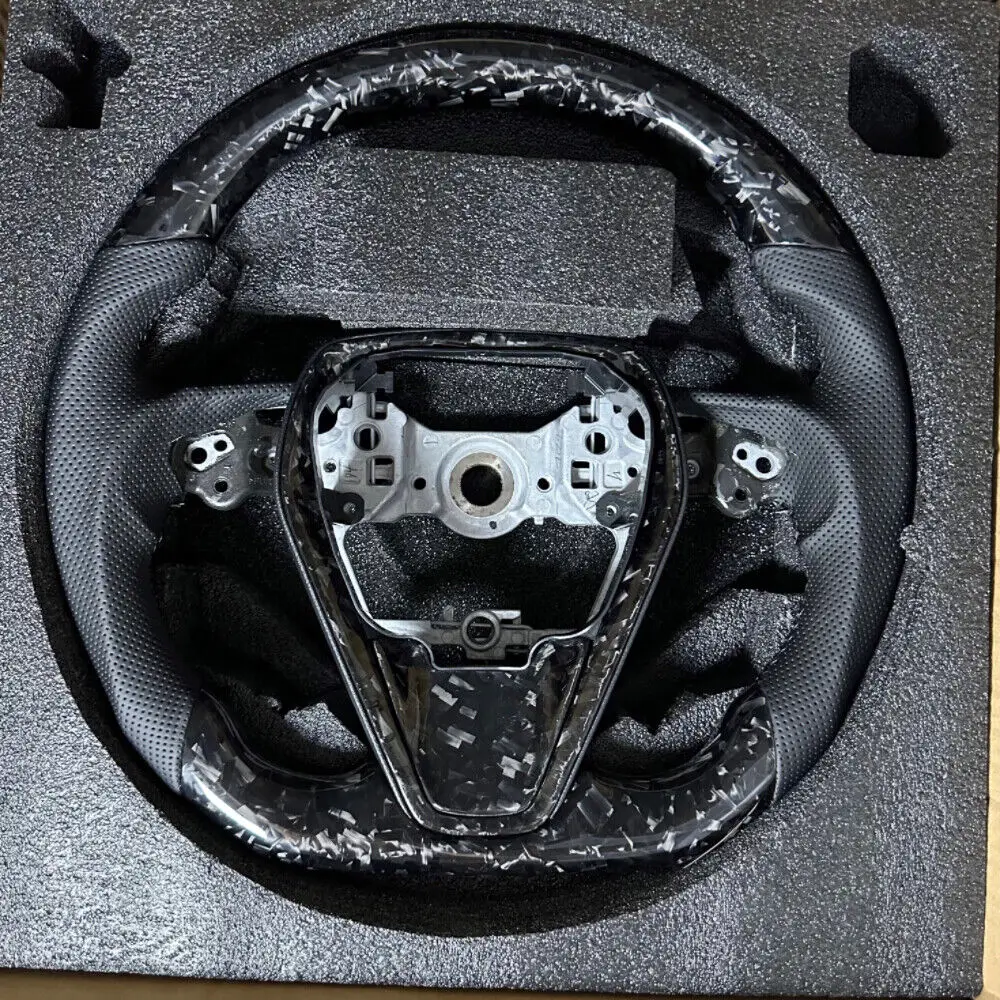 Schwarzes Lenkrad aus geschmiedetem Carbon für Toyota Camry 2018+ mit geschmiedeten Carbon-Verzierungen – Detail 3