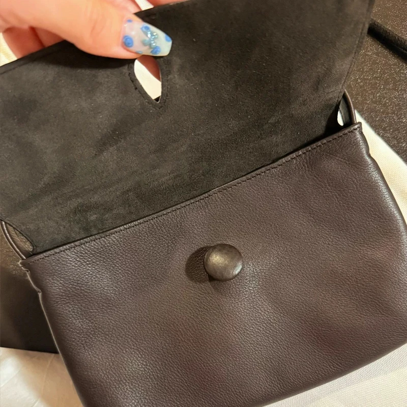 حقائب يد صغيرة من الجلد الطبيعي بأحرف أولى مخصصة للنساء، حقائب يد ومحافظ فاخرة بتصميم جديد لعام 2026، حقيبة معصم مزخرفة بأزرار من جلد البقر الطبيعي جودة عالية ًالشحن مجانا وصول الشحن السريع