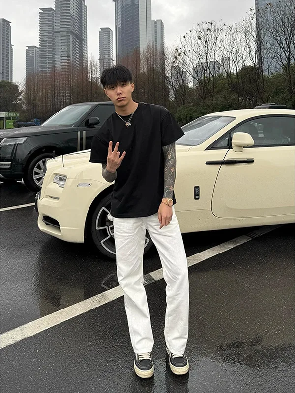 

Американский повседневный комплект для мужчин: летняя футболка CleanFit с охлаждающим эффектом и черные джинсы, комплект из двух предметов, смесь хлопка и полиэстера