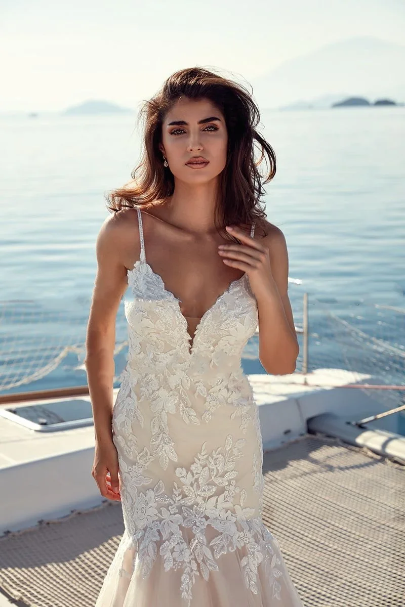 Gaun pernikahan tali bahu tipis menawan, Decal renda tanpa lengan gaun pengantin Bohemian Backless kustomisasi