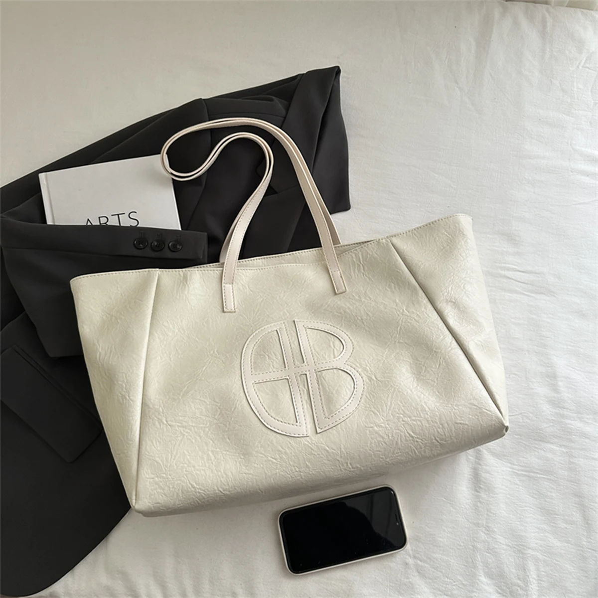 حقيبة يد نسائية عصرية بلون سادة من جلد البولي يوريثان بسعة كبيرة وشعار دائري مقاوم للماء وسحاب حقيبة كتف للاستخدام اليومي