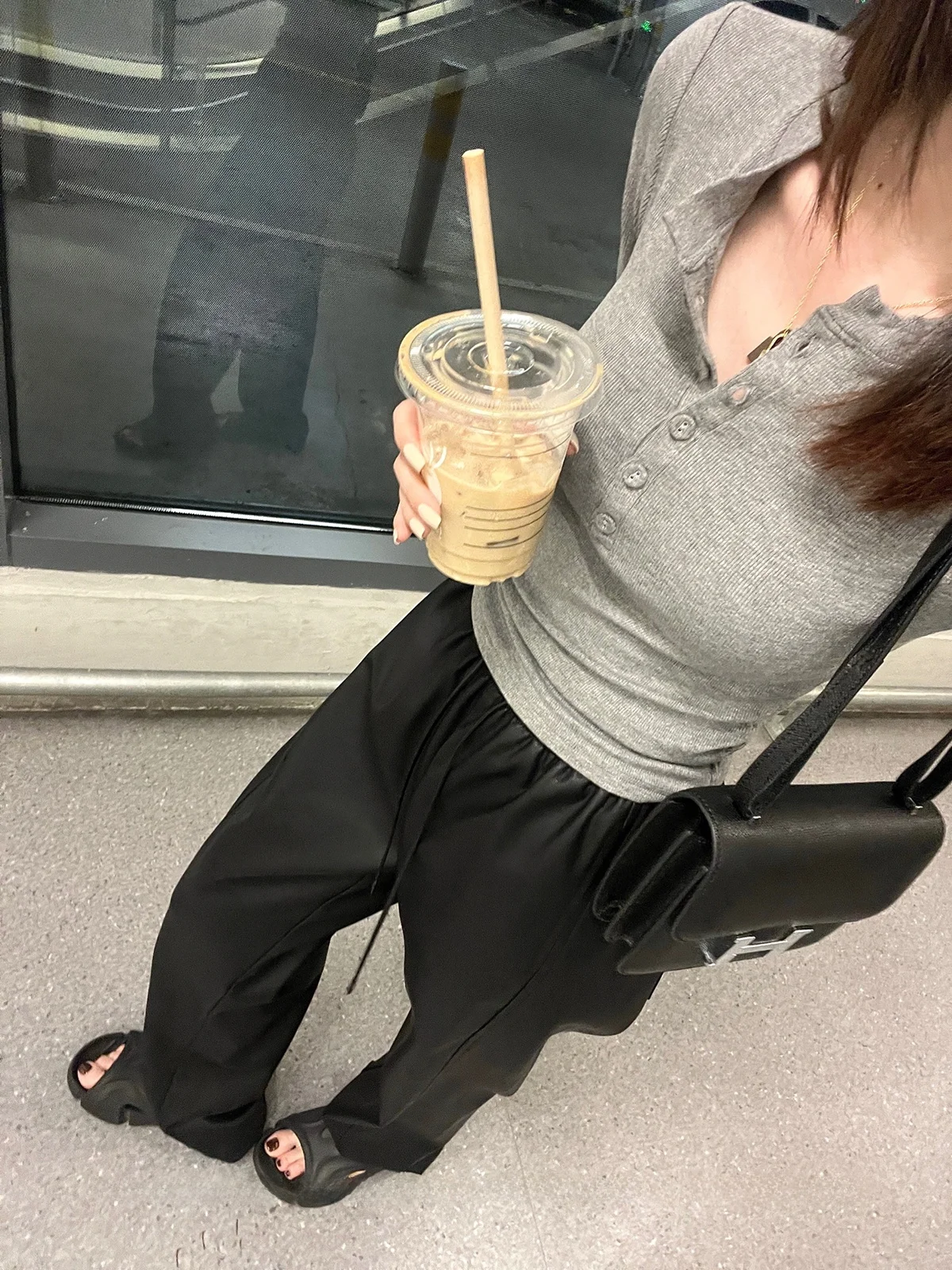 

Модные женские брюки MOMENTHOME из матовой черной кожи, повседневные, эластичные, с эффектом утончения, с высокой талией, широкие штанины, эффект дымки