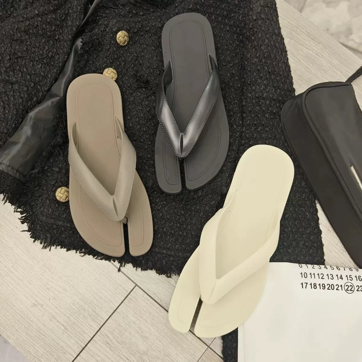 

2026 Designer Style New Couple Flip-flops Pig's Trotters Split-toe Casual Flat-bottomed Beach Pinch Slippers Women's Outer Wear