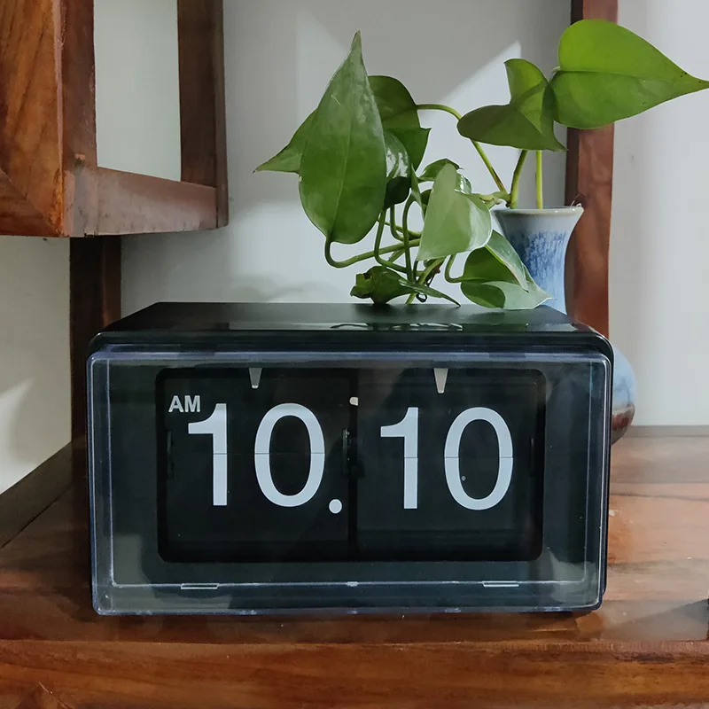 Retro Metal European Style Light Luxury Classic Black and White Large Number Automatic Page Turning Clock Living Room Ornament