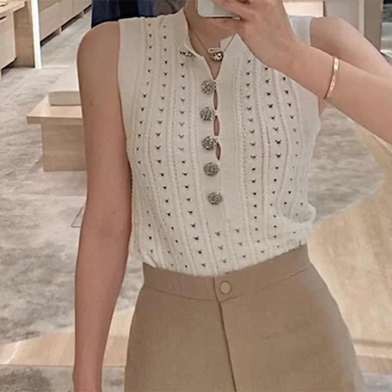 Vest women's 2024 summer new product design sense hollow buttons round neck sleeveless knitted vest shirt beautiful top