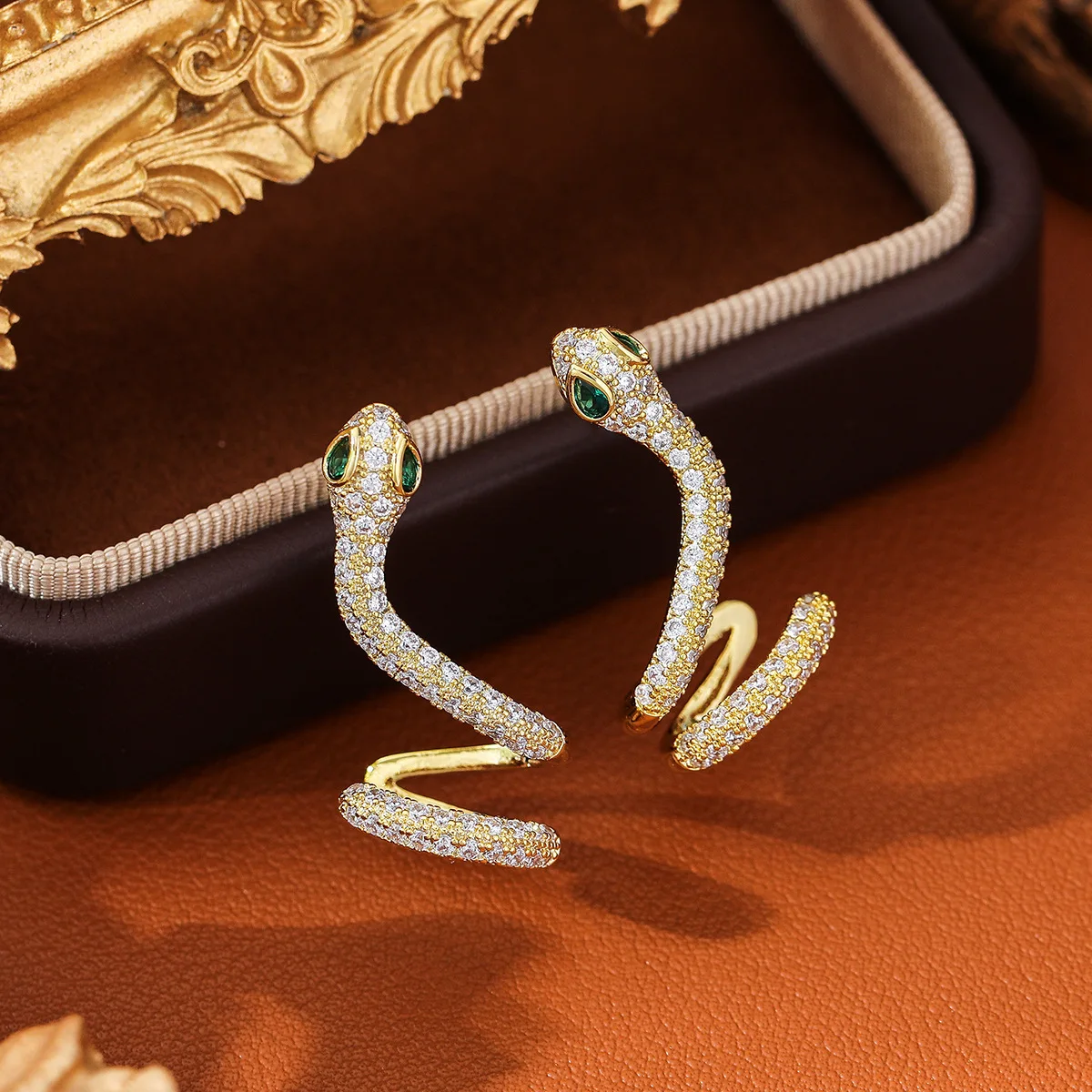 Small snake micro-set zirconite stud earrings, ultra-bright full-diamond ear pendants in the shape of a snake.