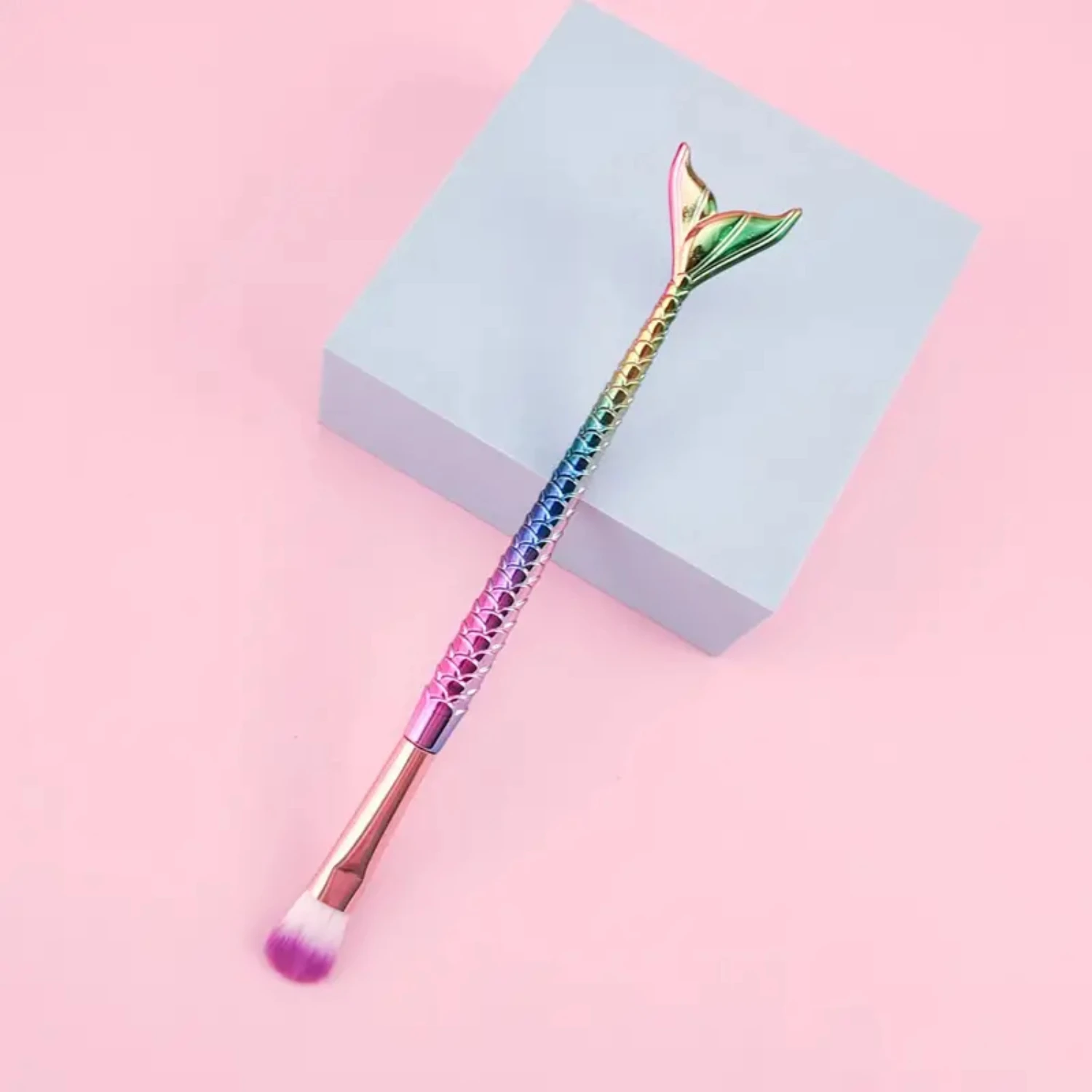 다채로운 인어 피쉬테일 메이크업 브러쉬 - 뷰티 메이크업을 위한 전문 아이섀도 브러쉬