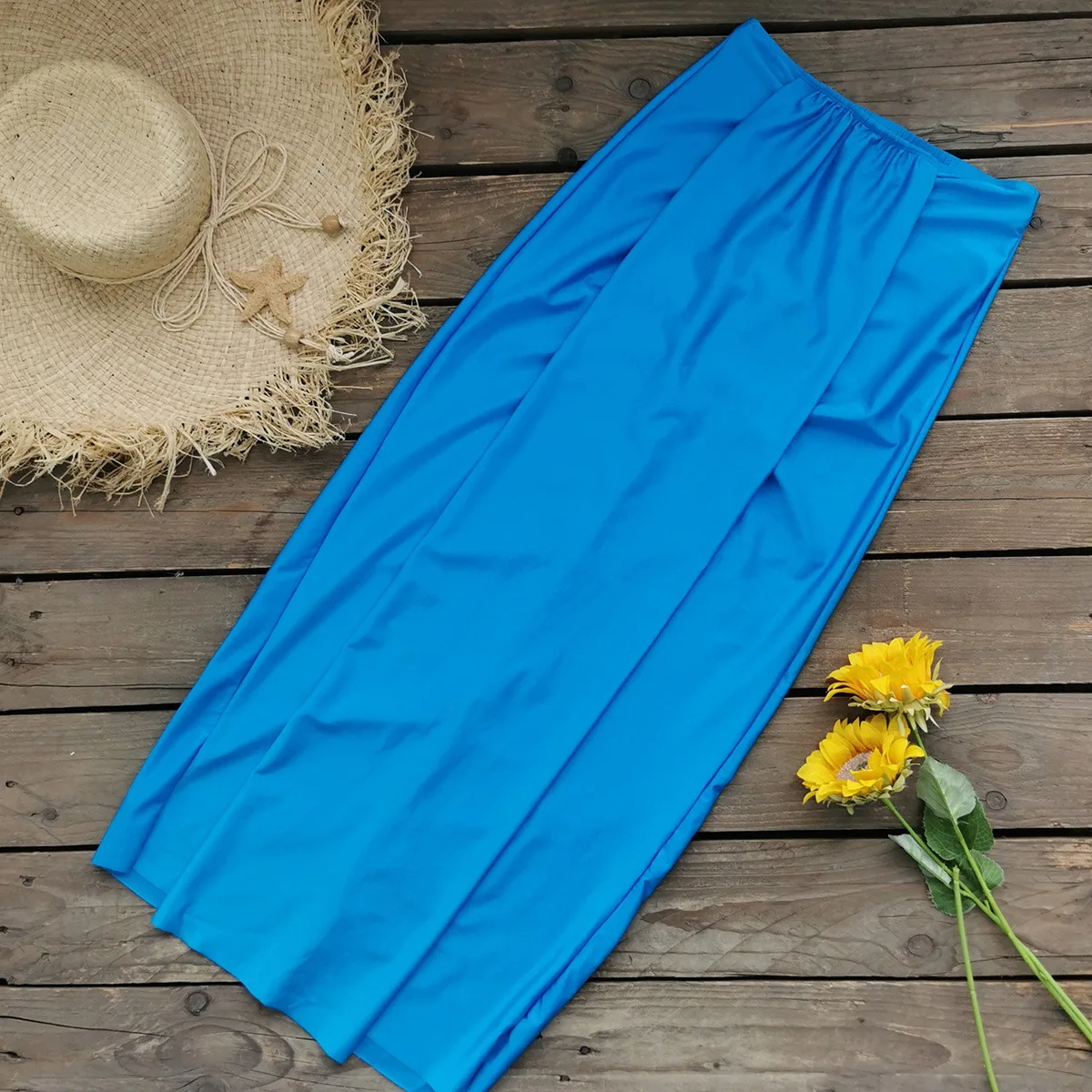 Novo Maiô F de Cor a 2025, Conjunto de Duas Peças com Saia Curta Vazada Sexy, Roupa Esportiva para Surf com Bojo Fixo