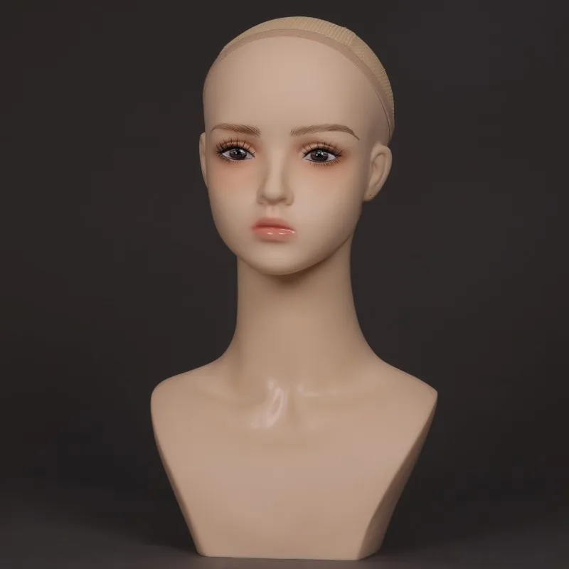 肩付きの女性マネキンヘッド。リアルなメイクが施されており、ウィッグの展示や、ご自宅、美容院、美容店での使用に適しています。