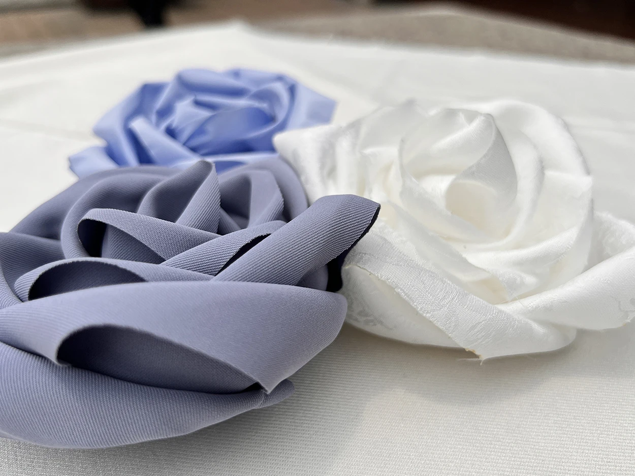 Accessoires de fleurs en satin fleuri tissés à la main avec décorations de corsage