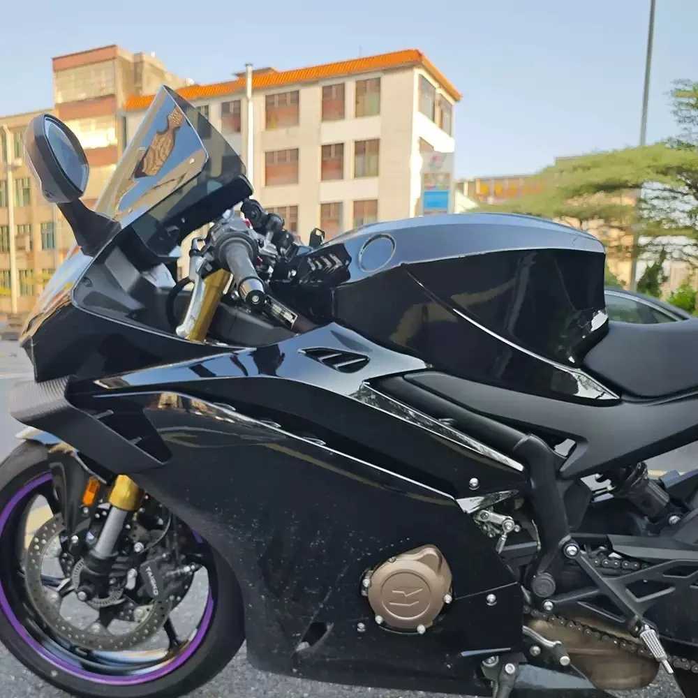 For 2025–2026 ZXMOTO 500RR: Raised Full-Coverage Tank Cover, Decorative Fairing, Frame Sliders, and License Plate Bracket.