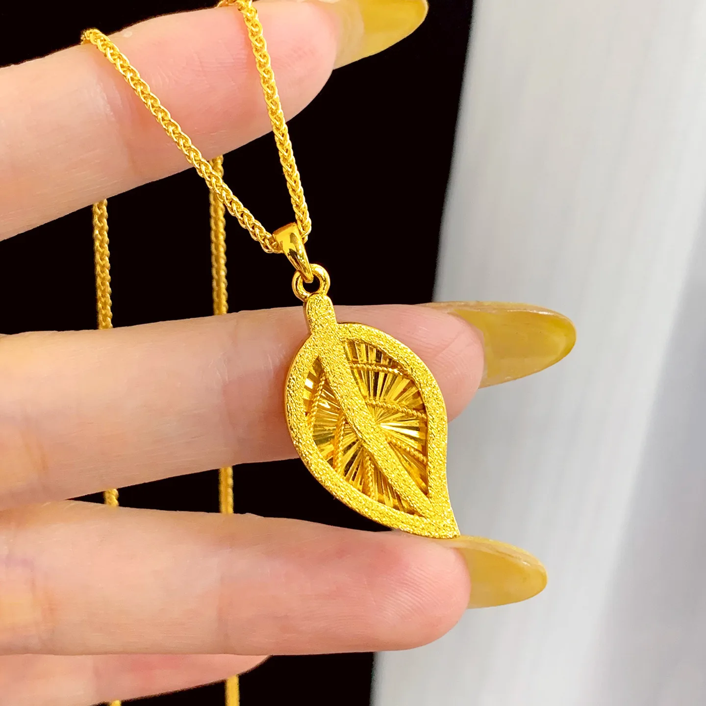 

Luxury 24K 9999 Pure Gold real gold Golden Branches and Jade Leaf Pendant Women's Clavicle Chain Leaf Pendant