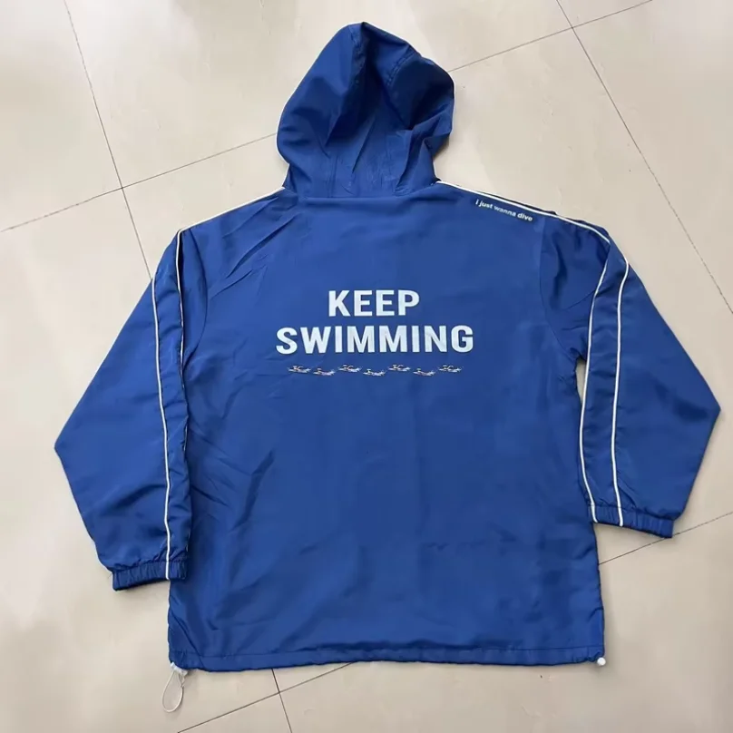 Chaqueta cortavientos con capu - Windbreaker Anime Merchandise reseña y precio