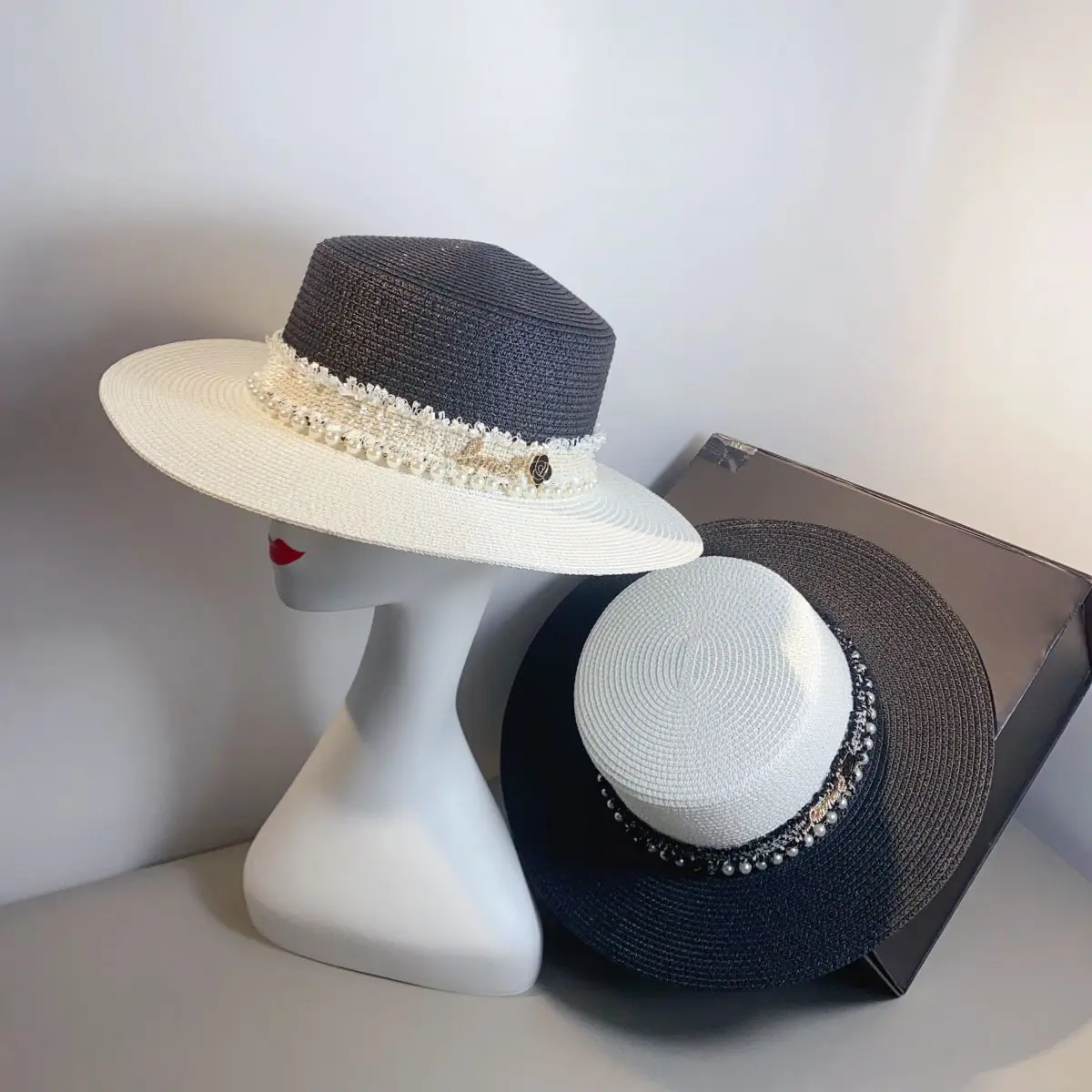 Spring/Summer British Hat, Beach Sunscreen, Beach Sunshade, Small Fragrant Wind, Pearl Chain, Leisure Flat Top Straw Hat, Women