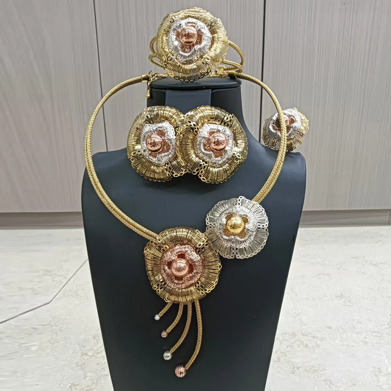 2026 New In Luxury Dubai 24K Gold Plated 4PCS Sunflower Jewelry Set African Nigerian Bridal Necklace Earrings Bracelet Rings Hot