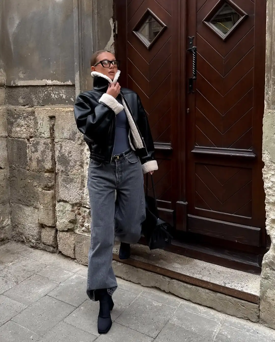 Giacca da donna in pelle con collo in pelliccia sintetica Moda nera con risvolto a contrasto Manica intera Giacche corte larghe 2025 Cappotto da strada invernale da donna