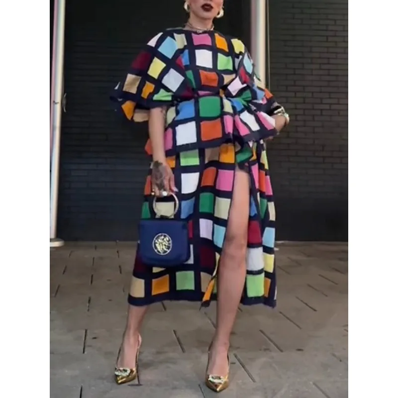 

Костюм-двойка Tinaa: топ с цветными блоками и клетчатым узором, с круглым вырезом, приталенный, с рукавами до локтя, и юбка с высокой талией и боковым разрезом. Шикарный уличный стиль.