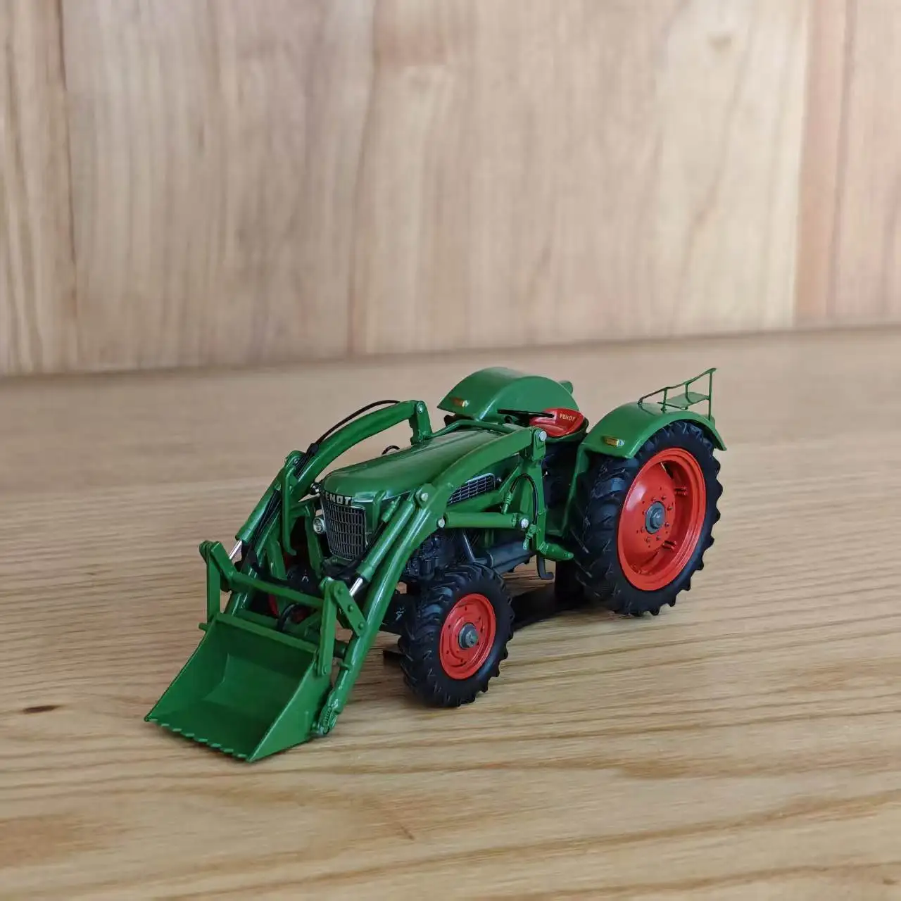 modele-miniature-de-tracteur-fendt-favorit-iii-avec-chargeur-frontal-a-l'echelle-1-43-collection-de-machines-agricoles-allemandes-jouets-pour-enfants