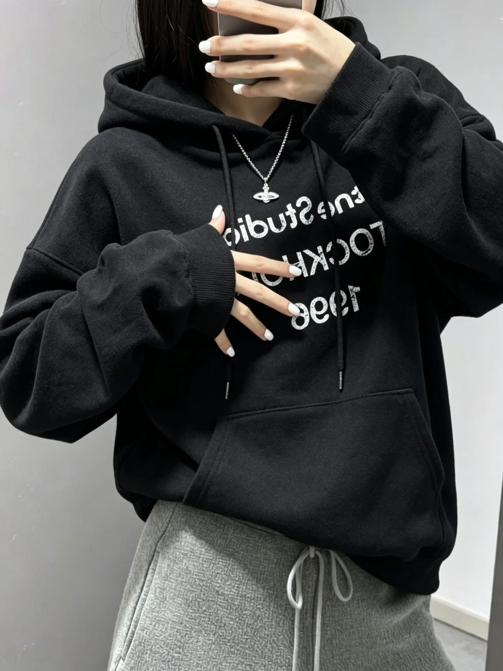 Damen-Oberteil im amerikanischen Stil, langärmelig, für Herbst und Winter, schwarz, locker geschnitten, Oversize-Design, lässiger Schnitt, passend zu verschiedenen Unterteilen, für den täglichen Gebrauch und als Streetwear. – Detail 7