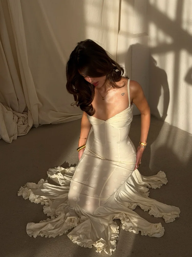 Fotografia 6: Vestido Maxi Sereia Bege com Poás, Elegante, Decote Coração, Alças Finas, Bainha com Babados, Vestido Justo para Festas e Casamentos