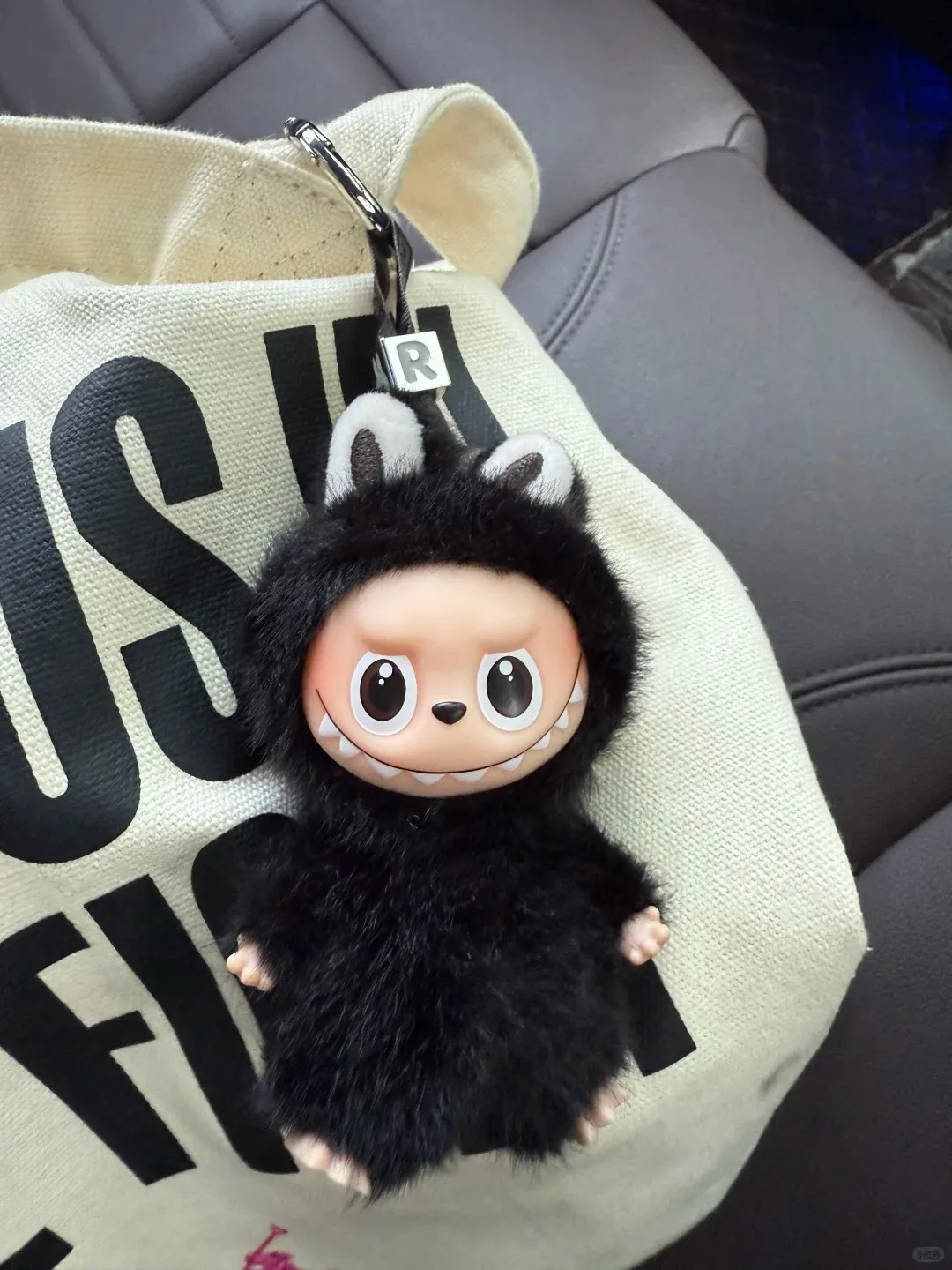 

POPMART Оригинальная фигурка Labubu 4.0 из серии Pin for Love: трендовая коллекционная игрушка-сюрприз, милая и изысканная, креативный коллекционный декор, подарок, в наличии