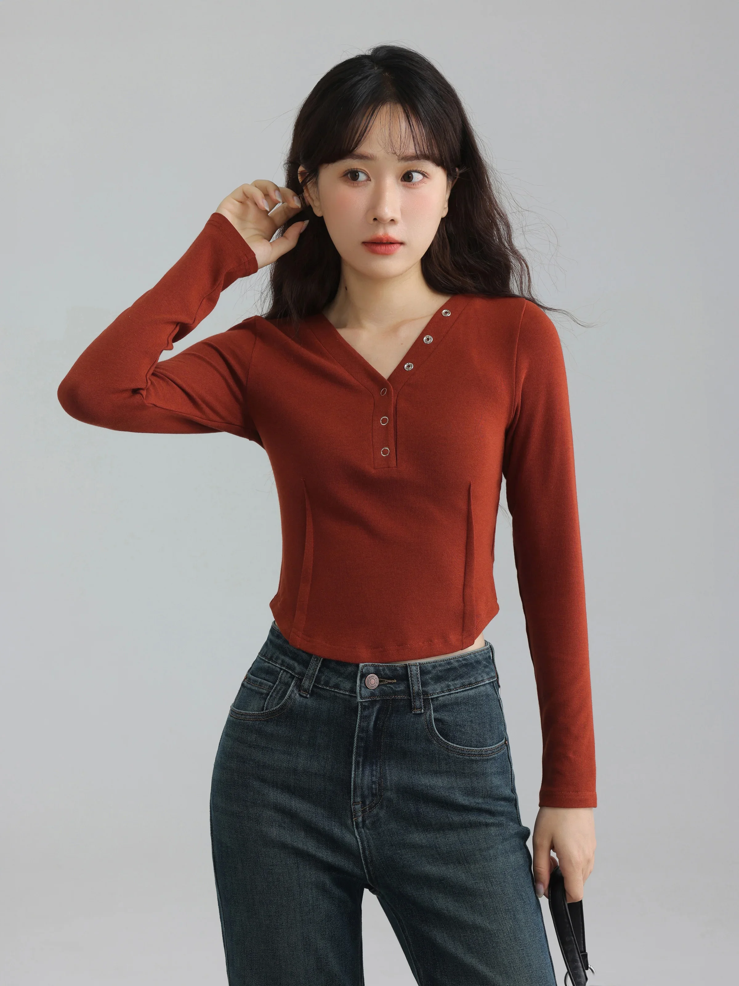 تي شيرت نسائي بأكمام طويلة ورقبة على شكل حرف V، ملمس كشمير ناعم، مقاس نحيف، تفاصيل أزرار مريحة، مثالية لطبقات الارتداء اليومي