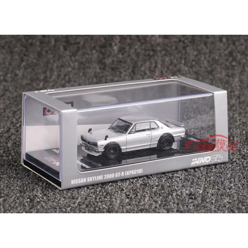 متوفر في المخزون 1:64 Nissan GTR SKYLINE 2000 GT-R KPGC10 نموذج سيارة محاكاة مصنوع من خليط معدني، لعبة للأولاد، زخرفة قابلة للجمع للبالغين.