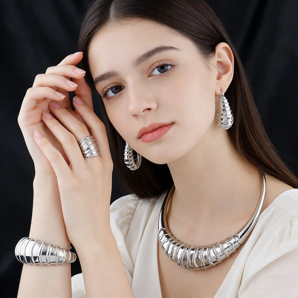 Vergoldetes Ohrringe- und Halsketten-Armband-Ringe-Set für Damen Italienischer Vintage Hochzeits- und Partyschmuck Geschenkset – Detail 20