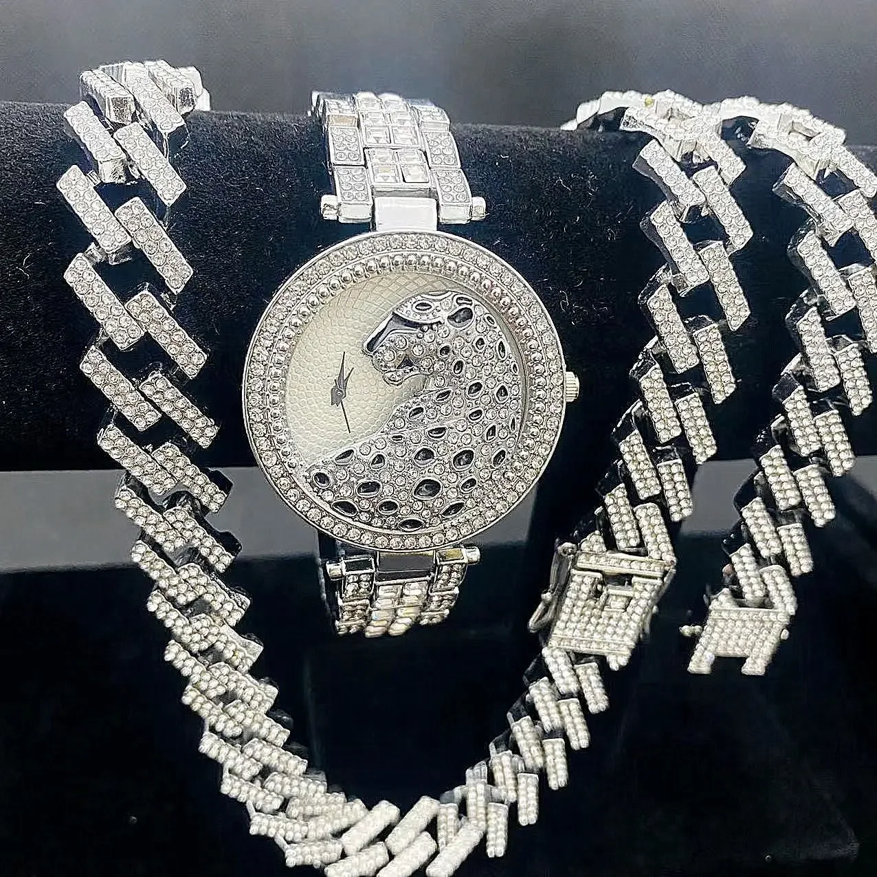 Ladies' cool European and American diamond encrusted watch bracelet with leopard dial quartz simple luxury gold watch for women