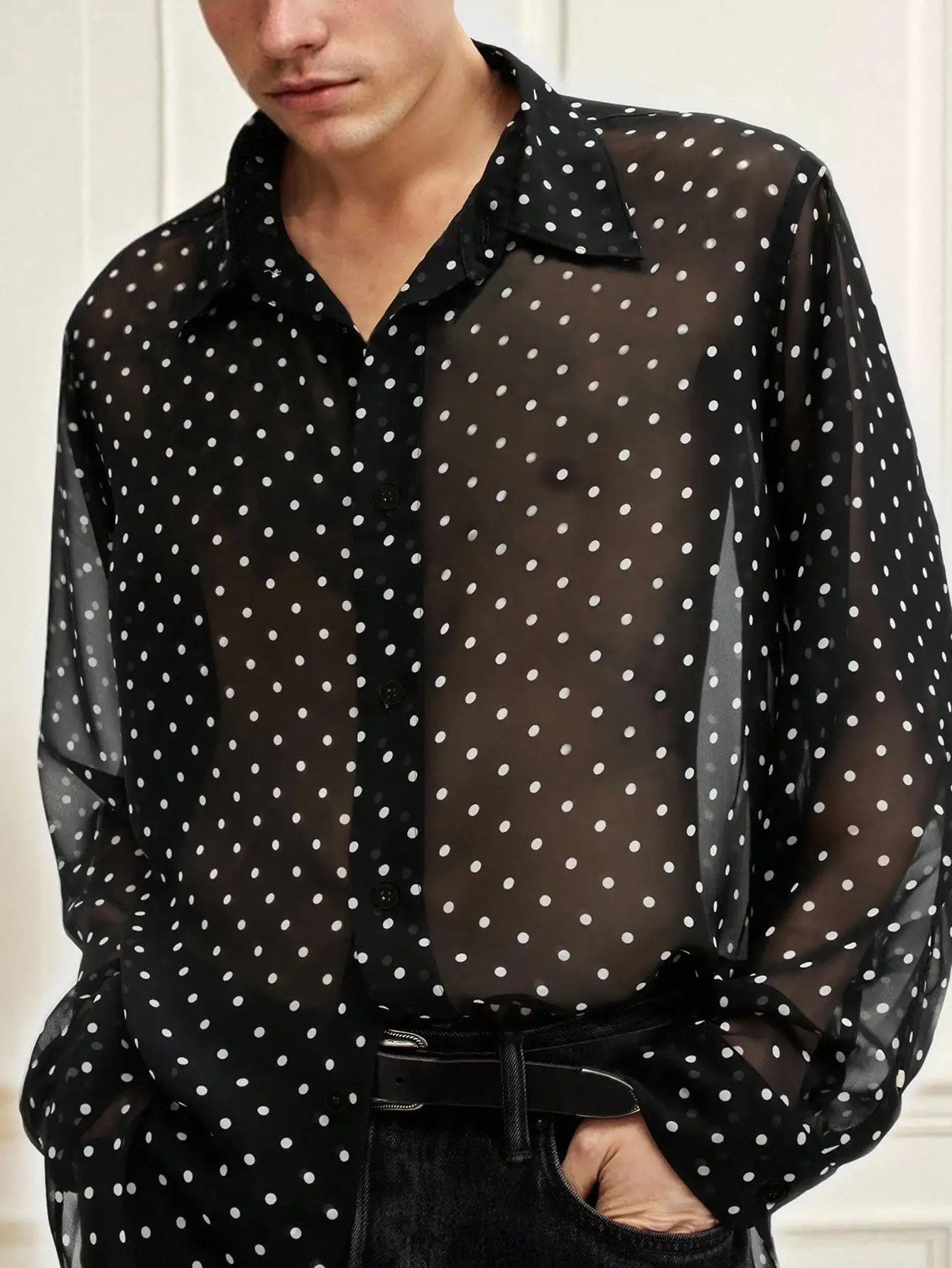 

Мужская прозрачная рубашка в горошек с длинным рукавом на пуговицах - черно-белая