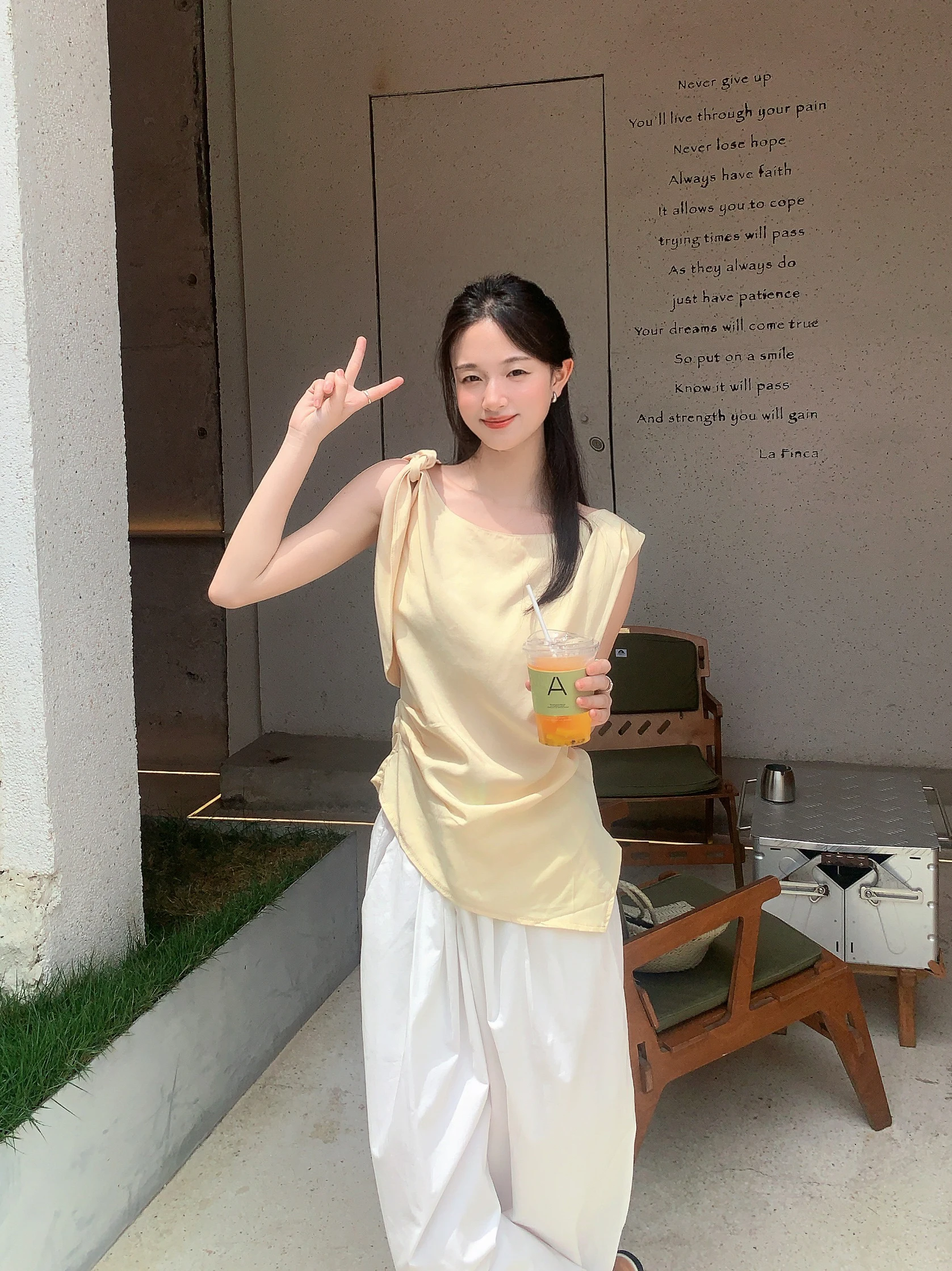 

Женский тонкий дышащий топ Sweet Summer из льна и вискозы с круглым вырезом и узлом на плече, желтый