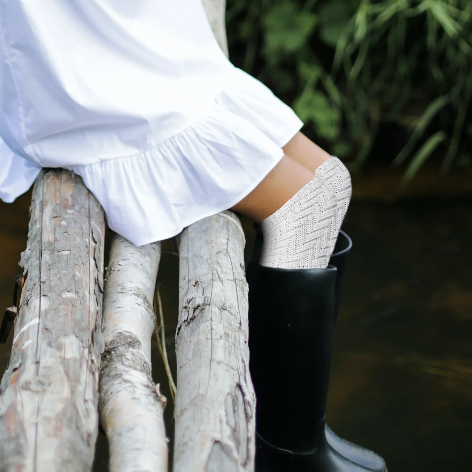 

1 пара наколенников из высококачественного материала, нескользящие, сохраняющие тепло, для защиты от травм, легкие, удобные, быстросохнущие.