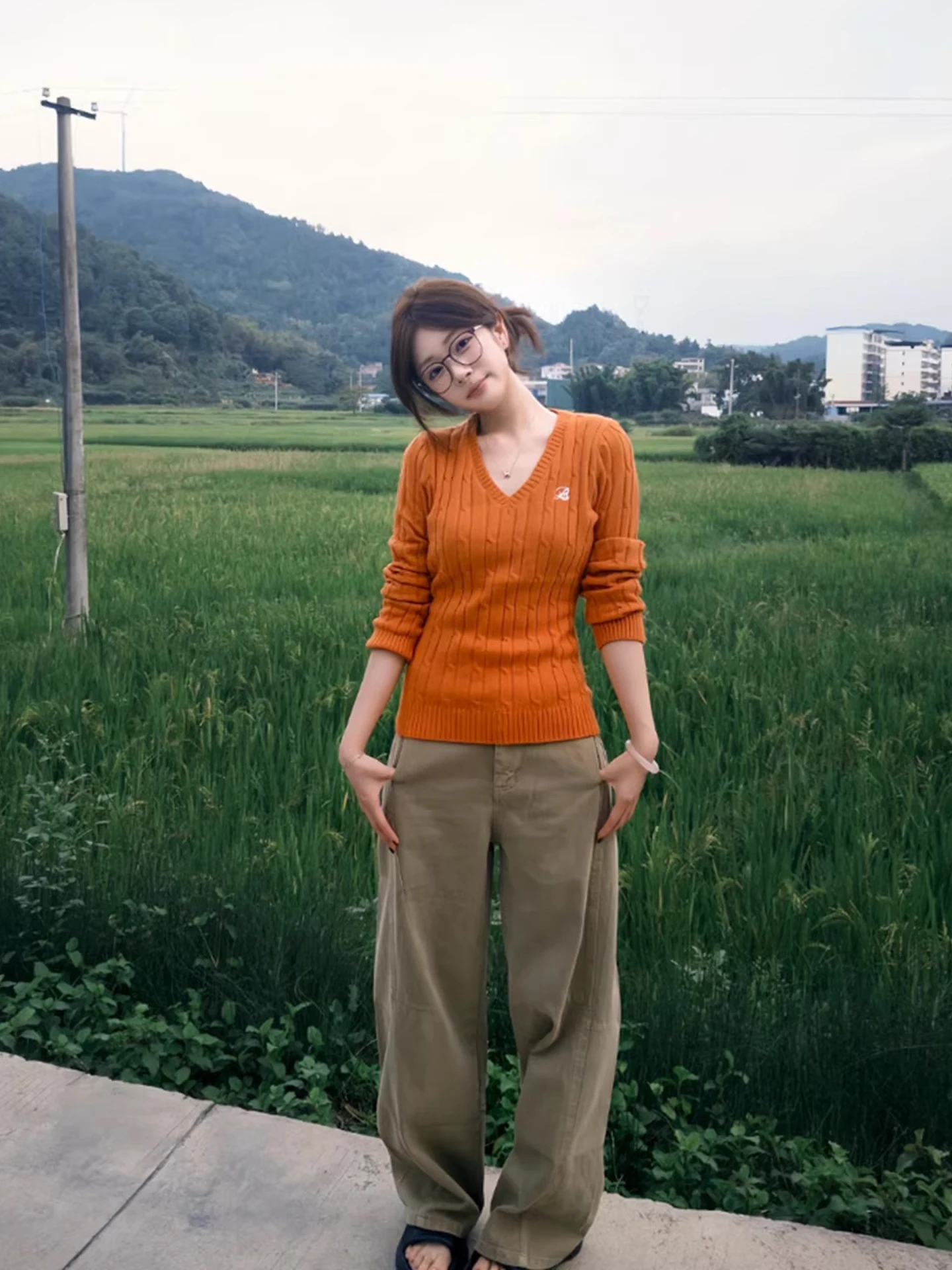 Sweter damski na jesień i zimę, dzianinowy, z dekoltem w serek, haftowany, z warkoczowym wzorem, dopasowany, miękki, przytulny top, słodko-pikantny, prosty krój.