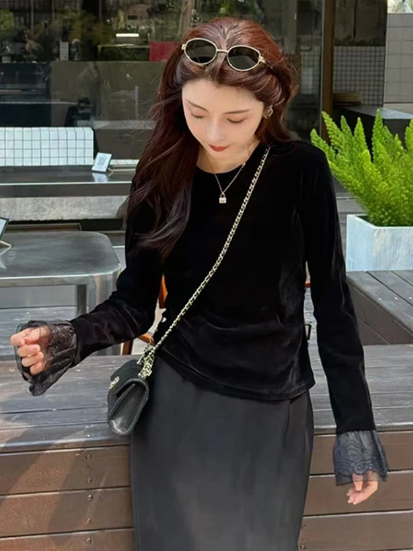 

Fashionable Slimming Velvet Shirt Women's Long Sleeve Lace Panel Bell Sleeve Black Top French Style round Neck Padded Commute