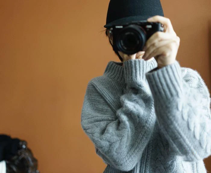 Wunderschöner, asymmetrischer, doppellagiger, halbhoher Kragenpullover aus reinem Kaschmir in Grau mit lockerem Design