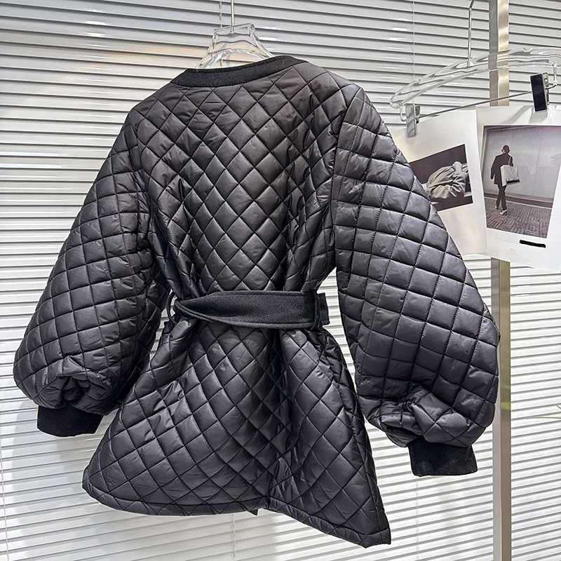 2025 شتاء جديد الماس شبكة نمط ضغط القطن الخصر الدانتيل متابعة سترة قطن فضفاضة المرأة المتخصصة تصميم فريد الشعور معطف