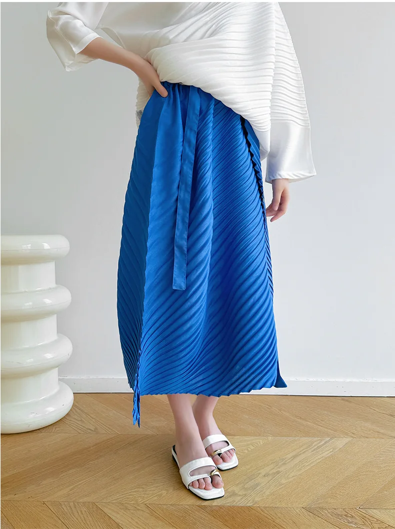 Damska plisowana spódnica midi w kolorze królewskiego błękitu z wysokim stanem, plisowana, z elastycznego materiału, elegancka, codzienna, do noszenia w biurze, na wiosnę i lato.