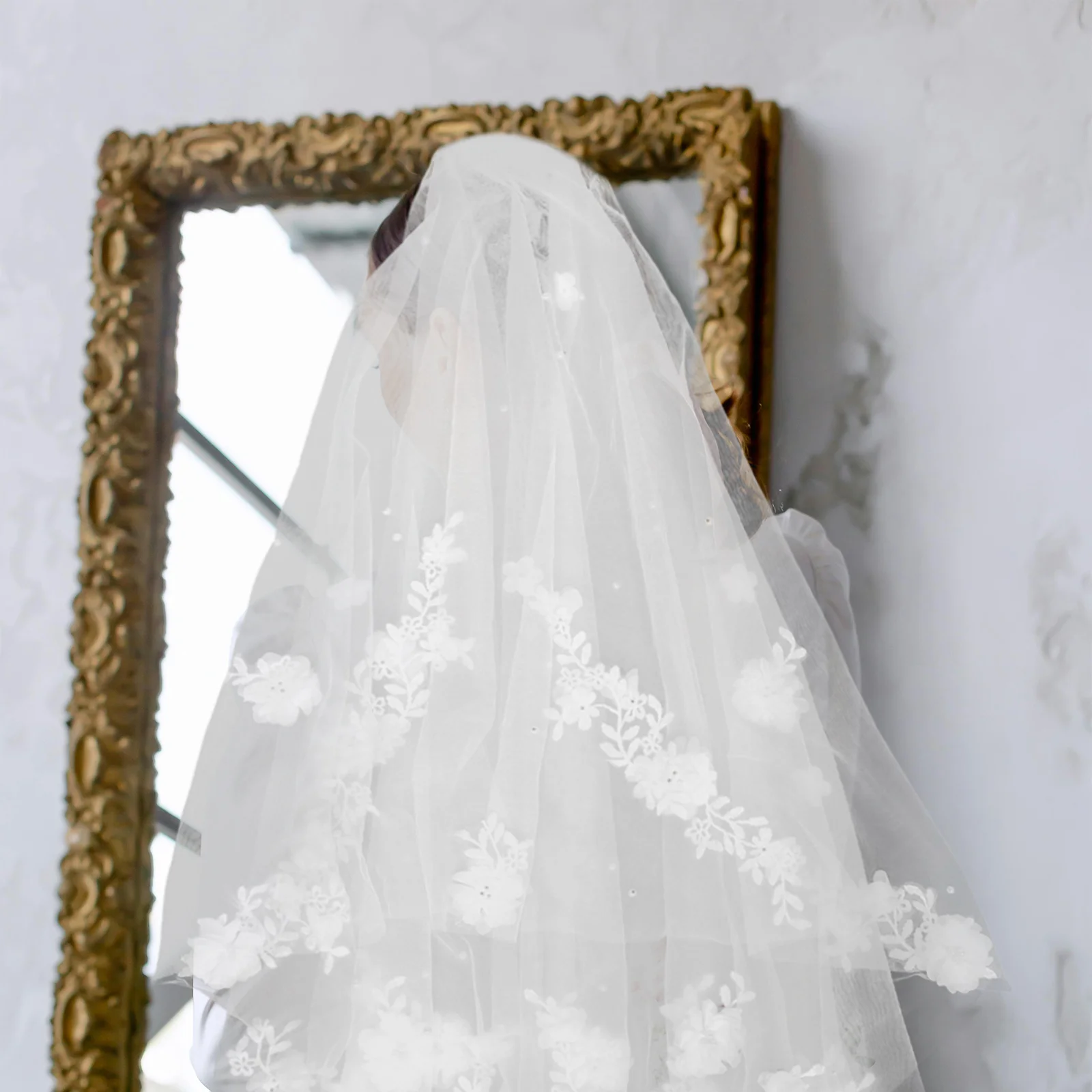 Velo da sposa Doppio strato Fiore di pizzo Perla Trim Tulle Lunghezza cappella Copricapo da sposa Pettine Accessorio per addio al nubilato