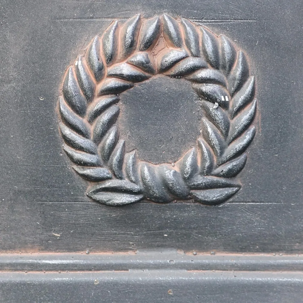 قاعدة زراعة جرة الحديقة الكلاسيكية، ألياف أسمنتية عتيقة سوداء، نمط أوراق الشجر المزخرفة، 22 بوصة