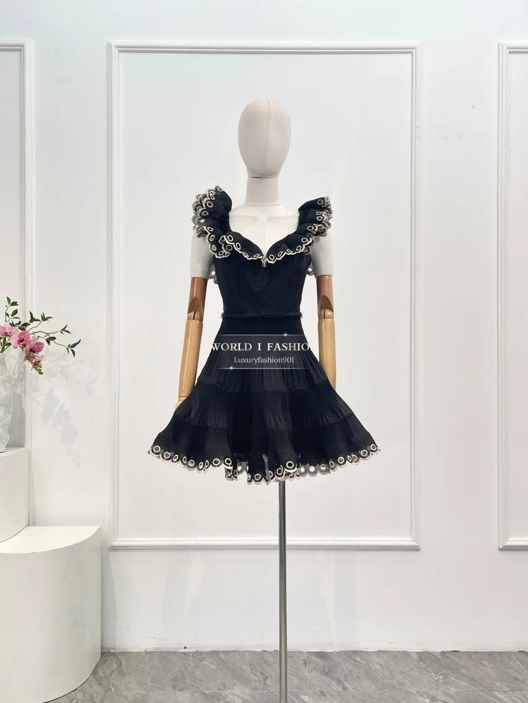 Minivestido bege preto em camadas sem mangas com cinto 2025 novo