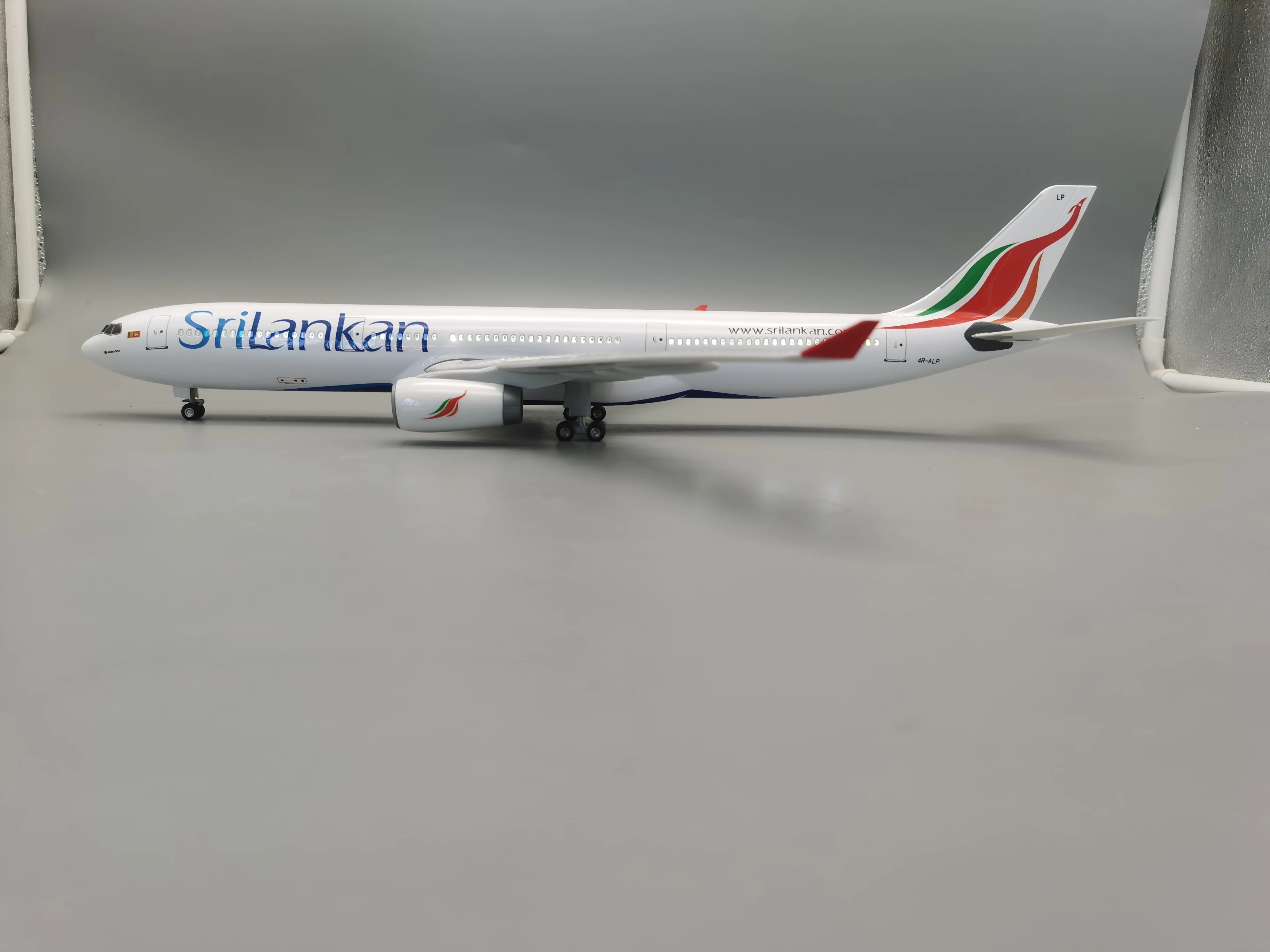 

47CM 1:135 Scale SriLankan Airlines A330 Model W Landing Gear Wheels Lights Resin Aircraft Plane Collectible Toy