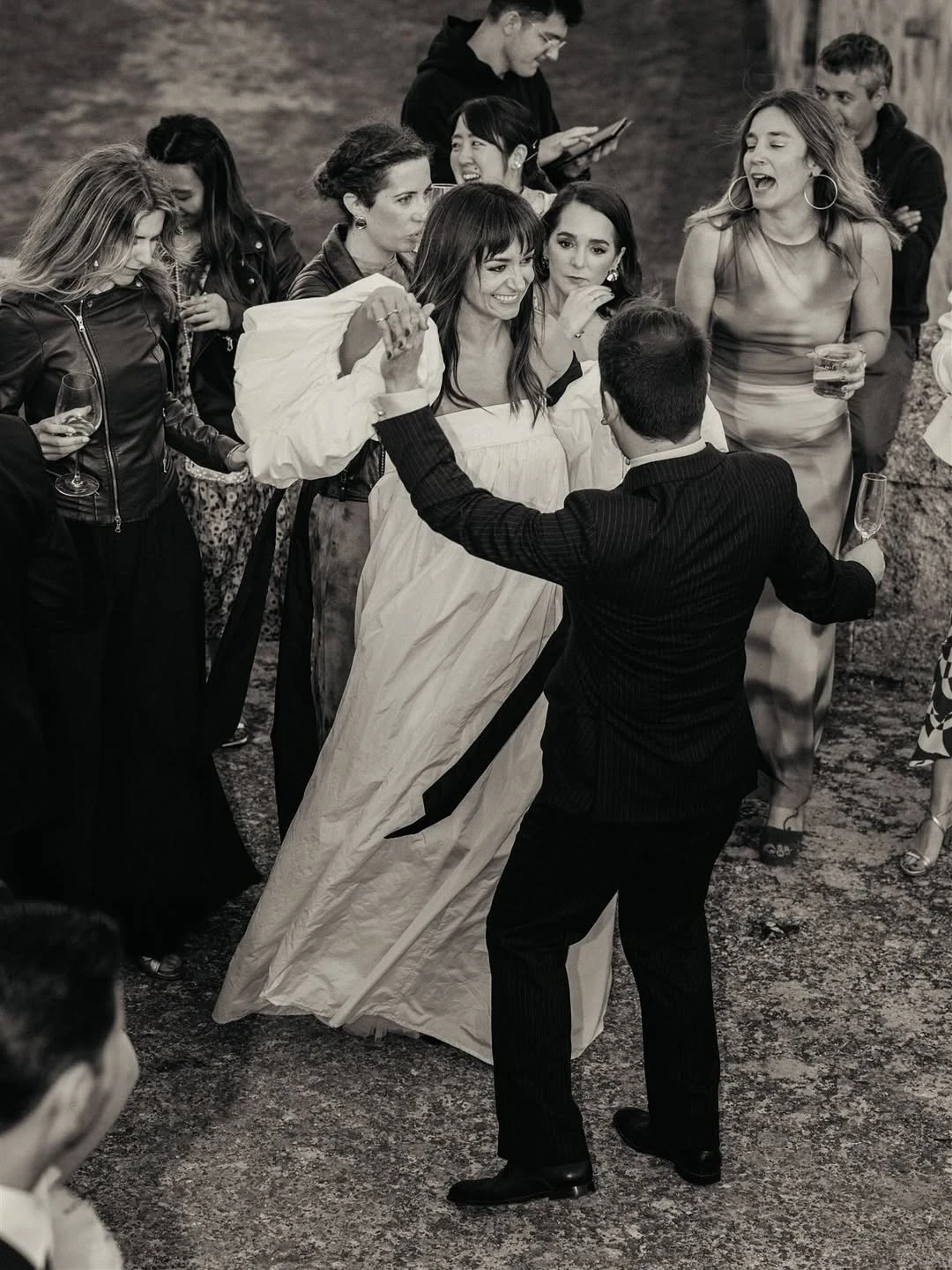 Schulterfreies Vintage-Kleid aus weißer Baumwolle mit schwarzem Besatz und Puffärmeln für Damen, elegante Hochzeitsfeier-Maxikleider, lang