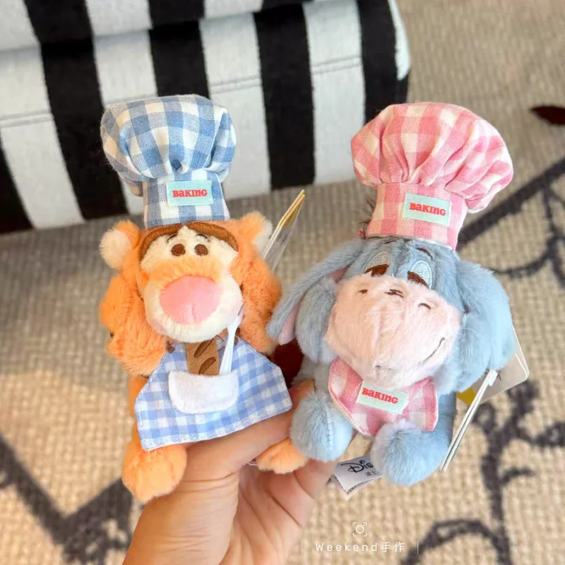 Uroczy Disneyowy Eeyore Tygrysek Kraciasta Czapka Kucharza i Spódnica Miękki Pluszowy Breloczek Zawieszka do Plecaka Szkolnego Prezent na Święta Wielkanoc dla Dziewczynki