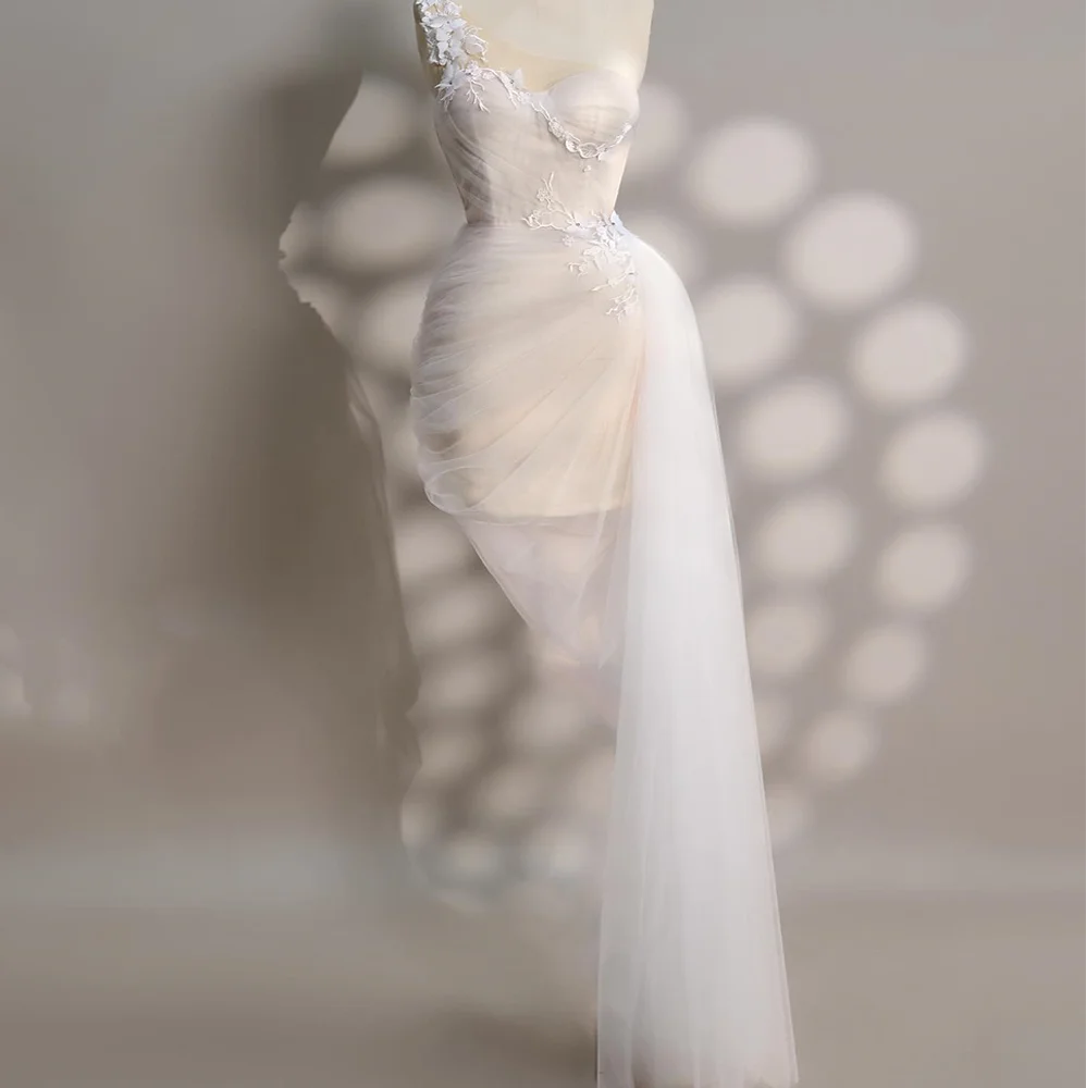 

One Shoulder Pleats Sleeveless Above Knee Length Cocktail Dress Straight Panel Train Appliques Short and Elegant Party Gowns