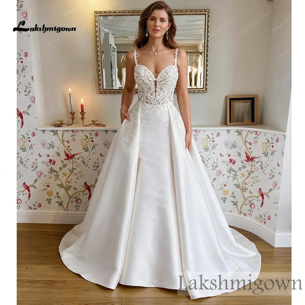 Lakshmigown Satin-Hochzeitskleid mit Spaghettiträgern, tiefem V-Ausschnitt, Spitzenapplikationen, Illusionsrücken, Spitzenbesatz am Saum, Schleppe, Brautkleid nach Maß – Detail 5