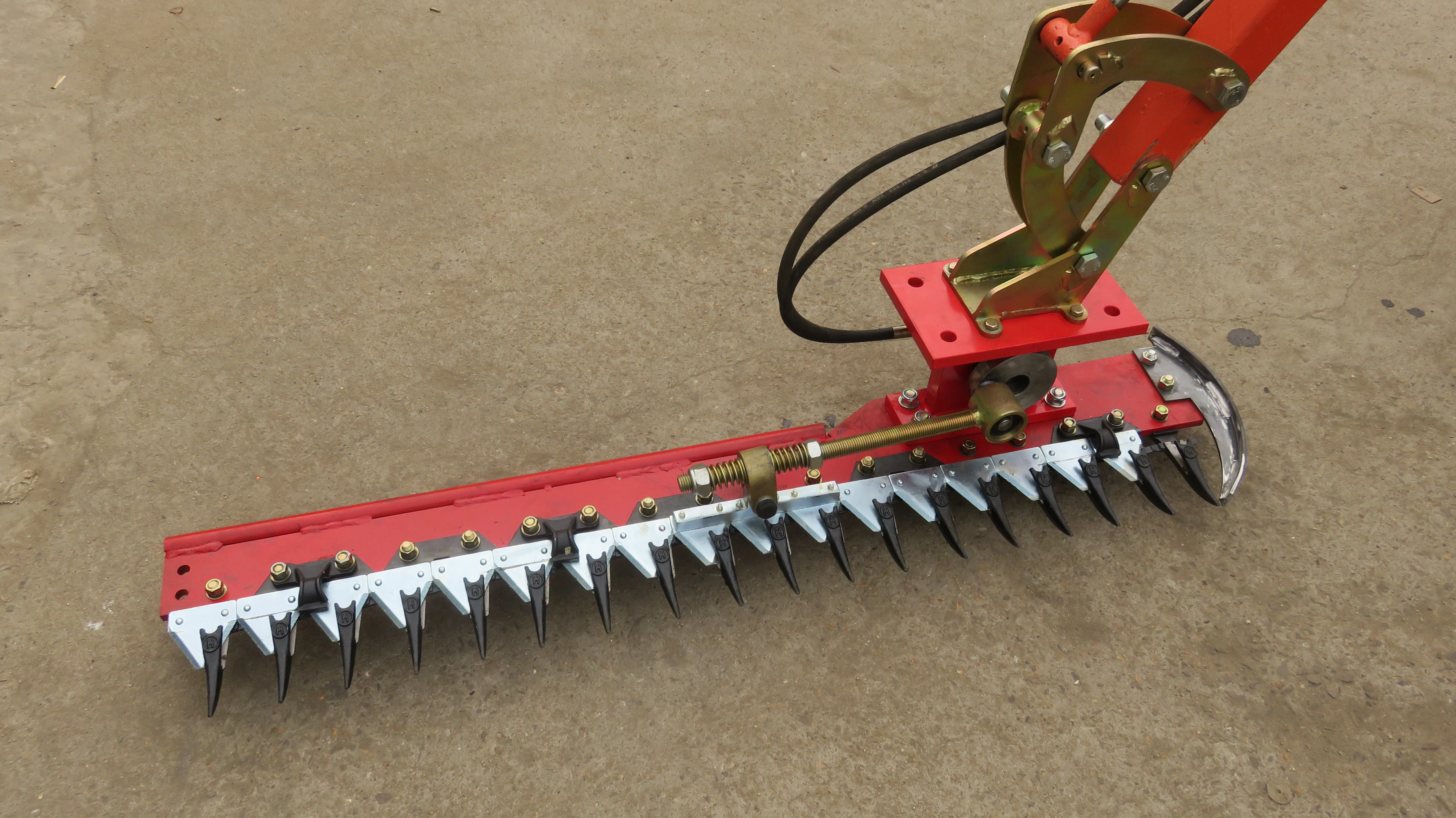 Industrial Multi-Purpose Tractor Mounted Hedge Flail Trimmer Gaso=line Powered with 1500/1800mm Cutting Width for Tree Leaves