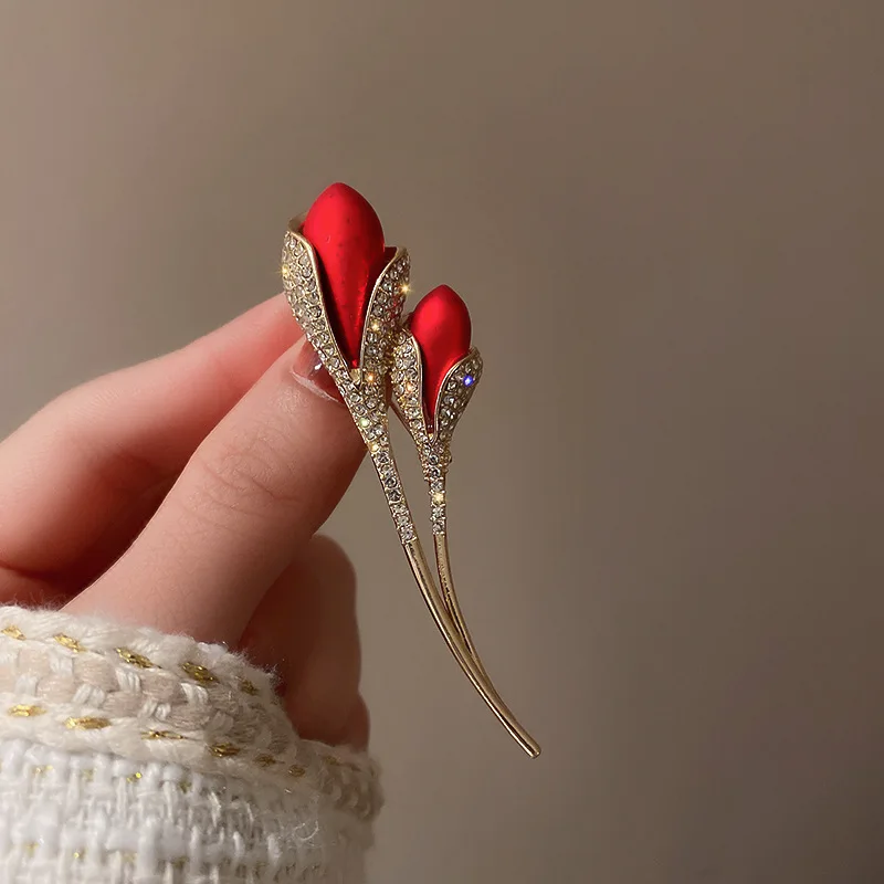 2024 Crystal Red Color Two Tulip Flower Brooch For Women CZ Full Of Rhinestone Leaf Shiny Lapel Pins Wedding Party Badge Jewelry