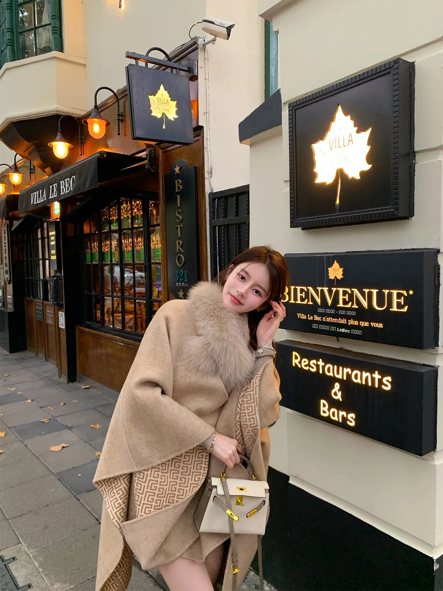 

Пальто-накидка Daisy Seoul Lover 00 из двустороннего шерстяного твида с меховым воротником, женское, для повседневной носки, стандартный крой