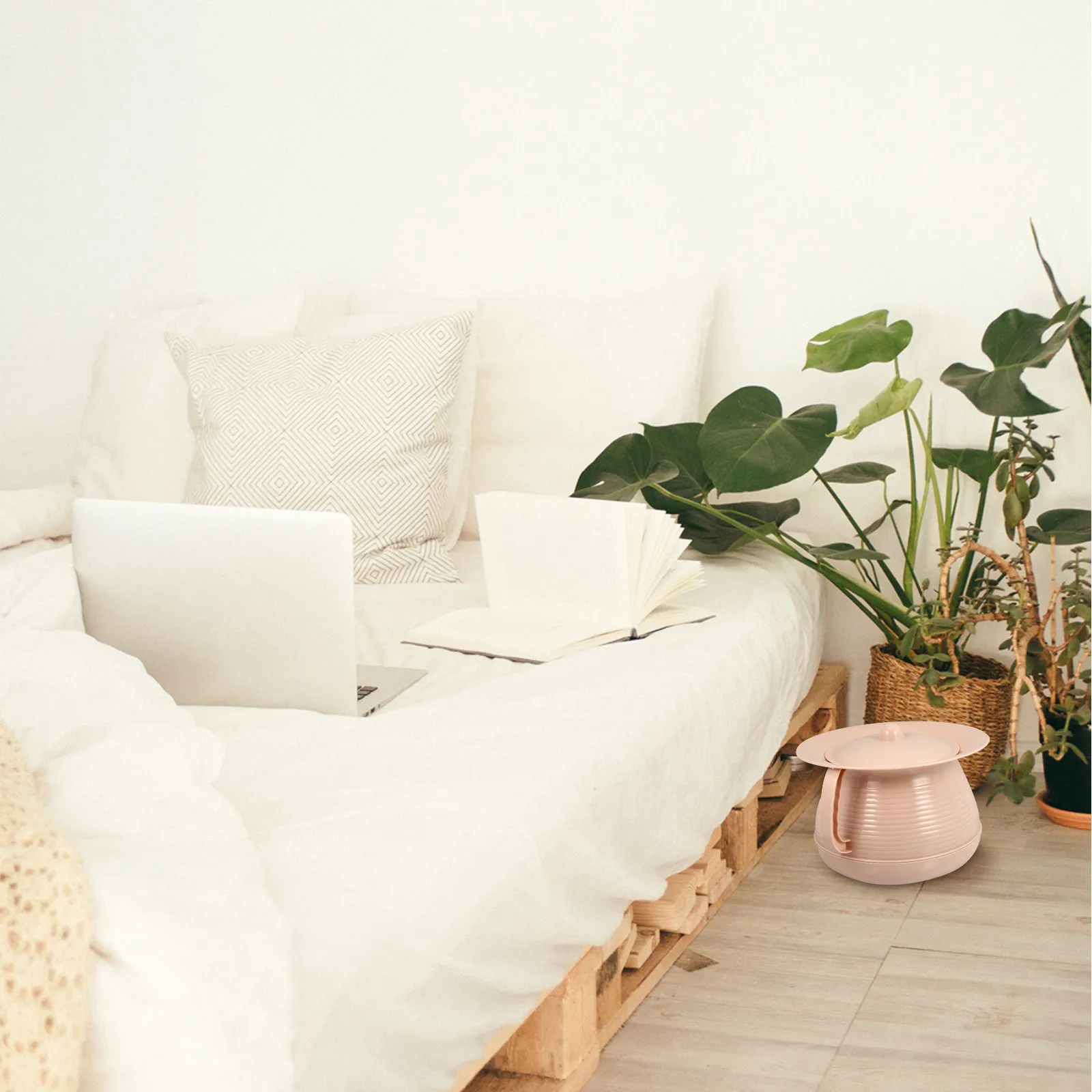 

1Pcs Home Chamber Pot High Quality PP Plastic Portable Urine Pot Multifunctional Bedpan for Night Use Elderly Pregnant Women